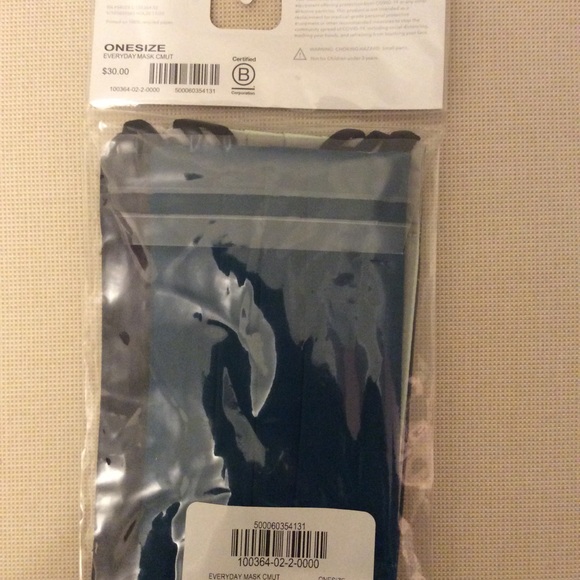3 packs for $5. Athleta everyday 5 face mask. - Picture 3 of 7